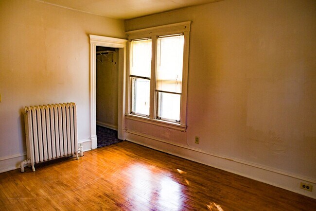 Building Photo - 5 Bed 2 Bath Como House Available September 2026