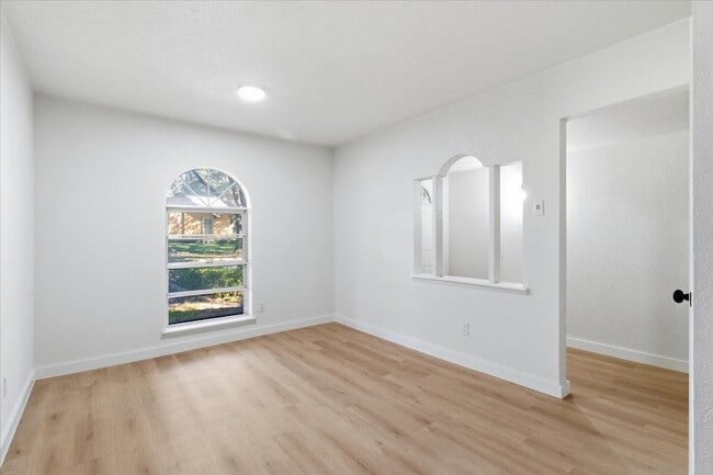 Building Photo - 4333 Thicket Dr