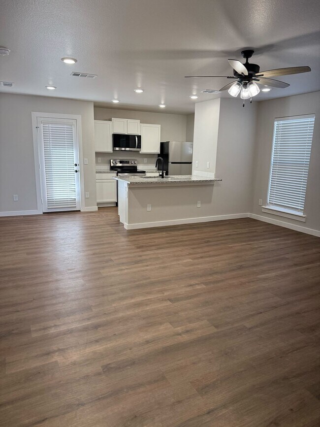 Building Photo - 10307 Creek St