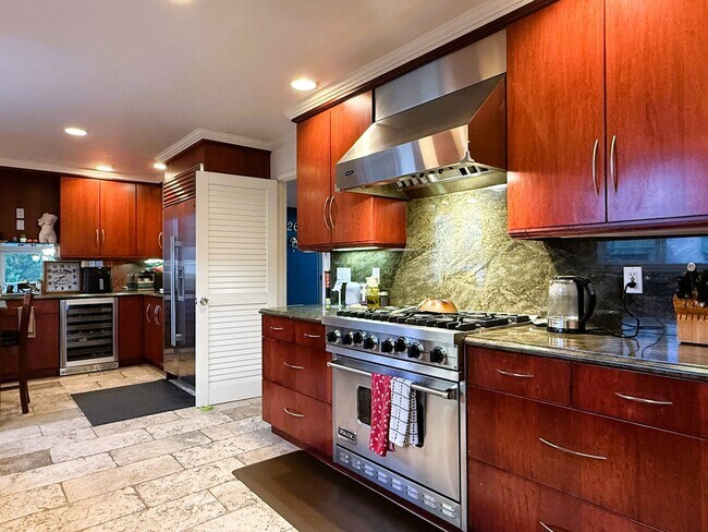 Building Photo - 4 bed, 2.5 bath top floor corner unit cond...