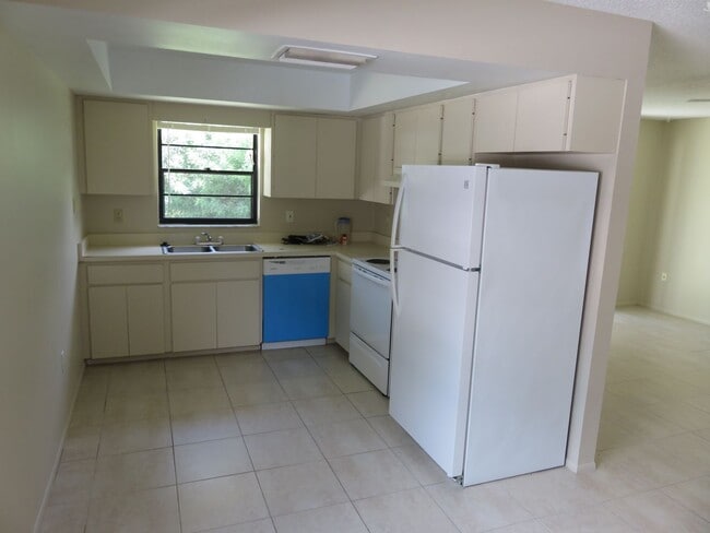 Building Photo - Open and bright 2/2 with garage