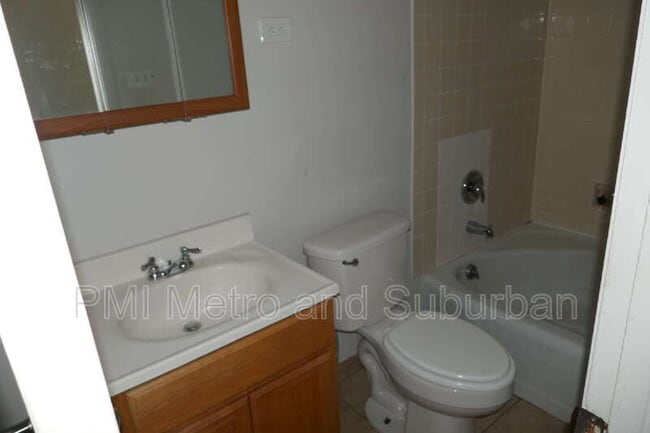 Building Photo - 748 E 5th Ct