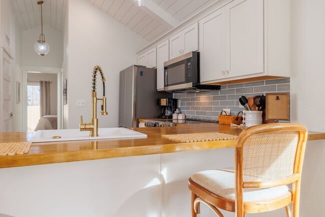 Building Photo - Beautifully remodeled bungalow