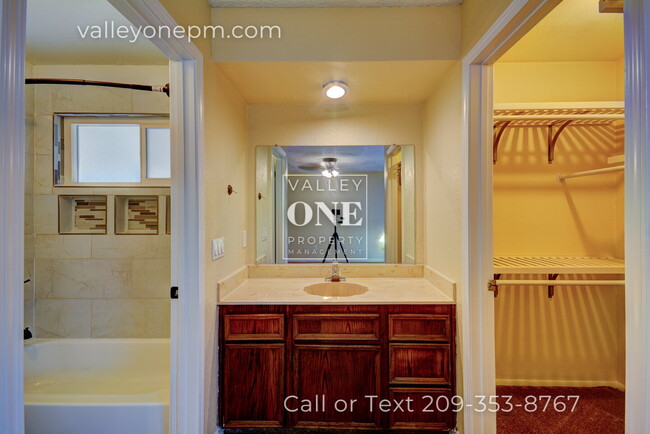 Building Photo - 2717 Palomino Ln