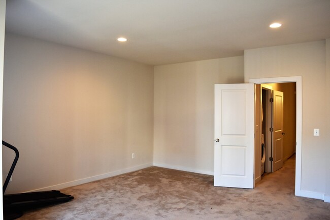 Building Photo - 3-Level Townhome in Village @ Woodstream C...