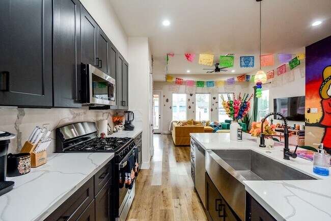 Building Photo - 1504 Evelyn St