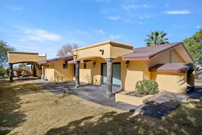 Building Photo - 6204 Pinehurst Dr