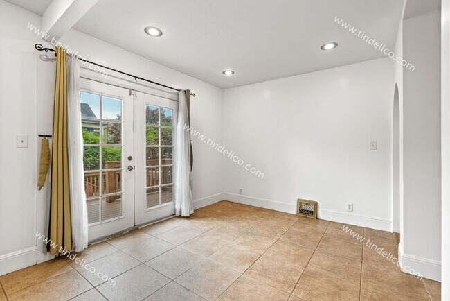 Building Photo - 4 Bedroom, 3 Bathroom Home 3000 + Square feet - A Must See In Abernethy School Boundary