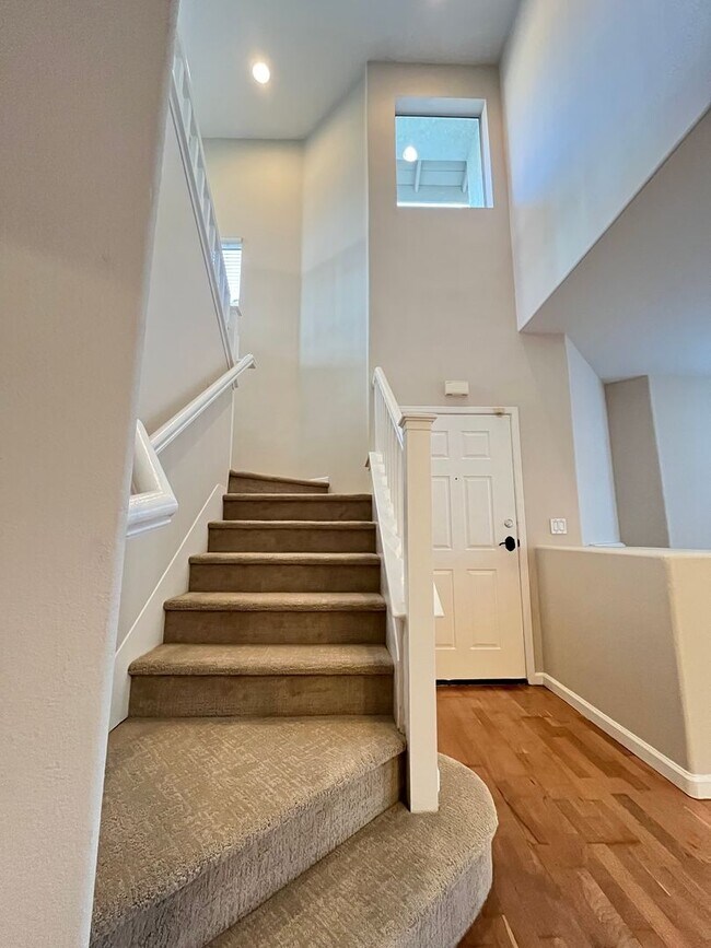Building Photo - LOVELY 2 STORY DETACHED HOME WITH LARGE LO...