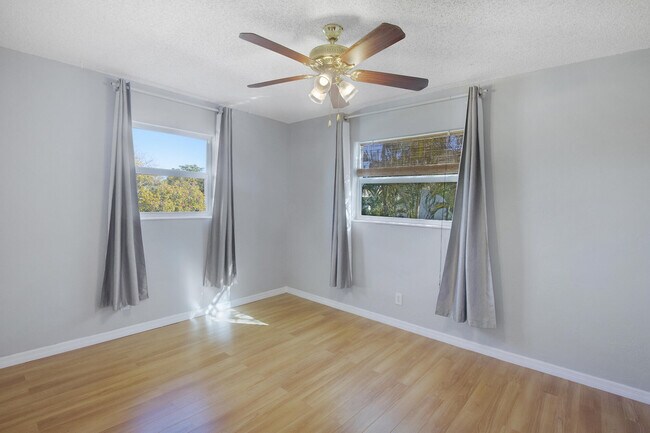 Building Photo - 2591 NE 55th Ct