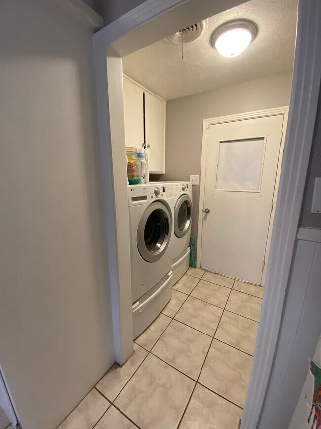 Building Photo - Great 3 Bedroom 2 Bathroom house with Bonu...