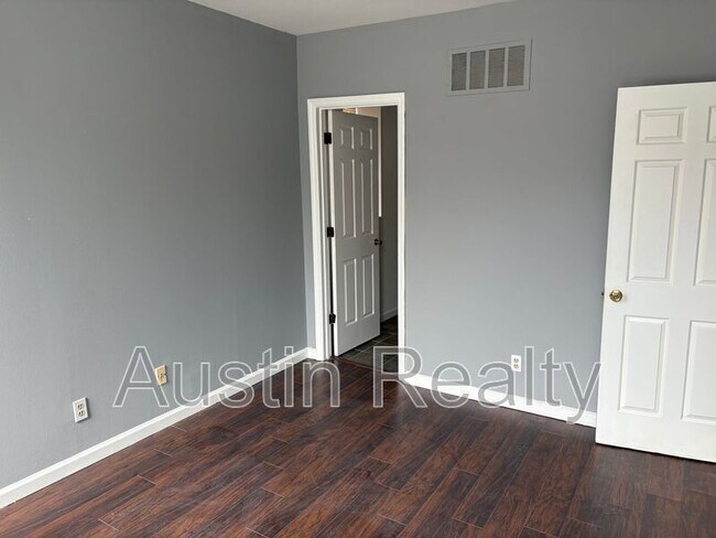 Building Photo - 4390 McPherson Ave