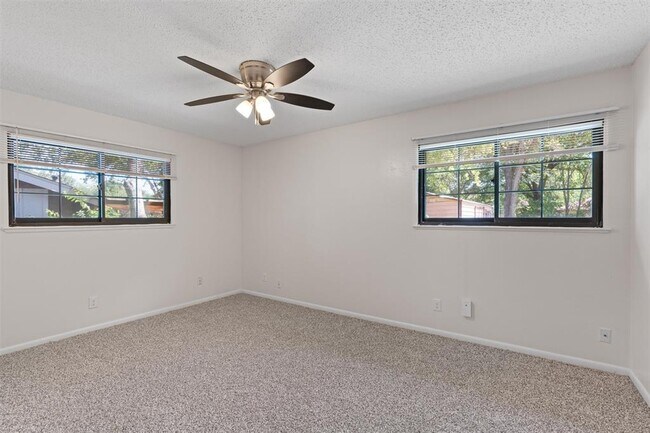 Building Photo - 325 Heartwood Dr