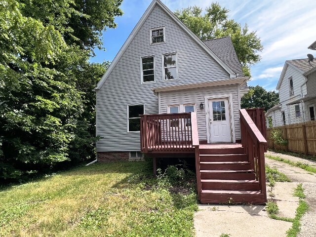 Building Photo - 907 S Allin St