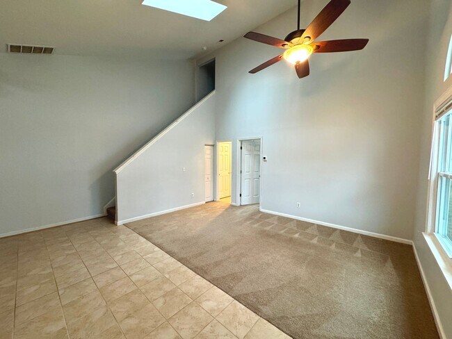 Building Photo - End unit Townhome in the heart of Chesapeake! Available Late July