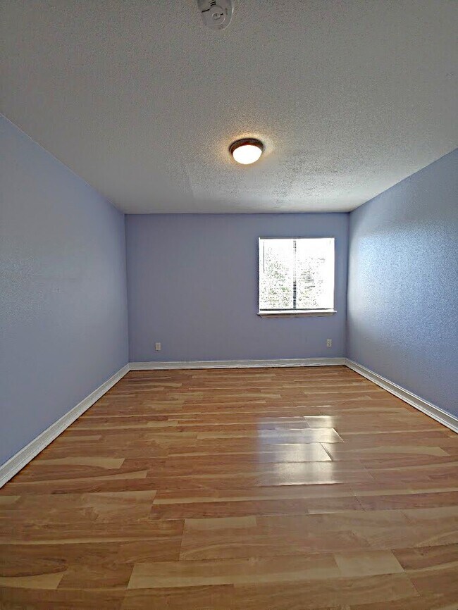 Building Photo - Beautiful 1 Bedroom + Den at Village Creek