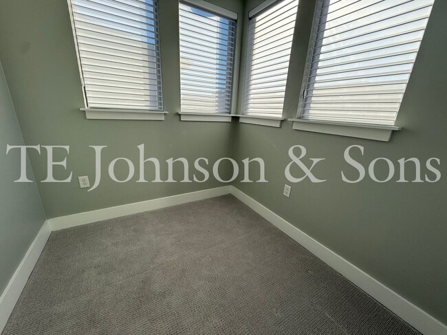 Building Photo - Modern Three Level Townhome in the Heart of Winston Salem