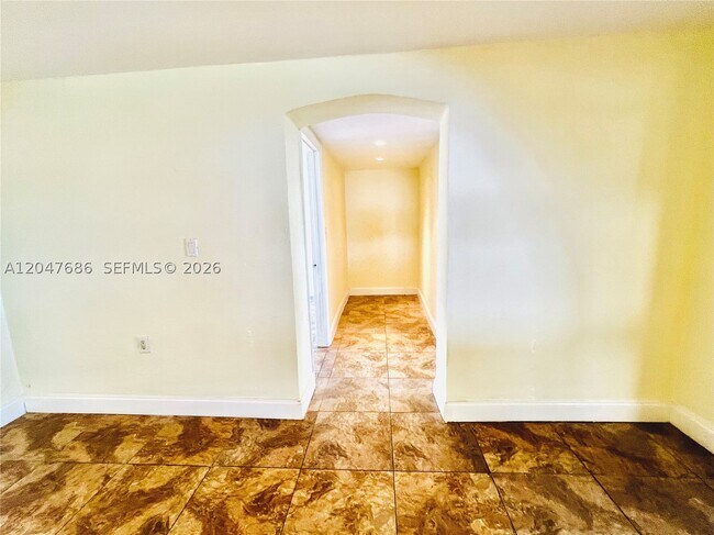 Building Photo - 410 Pinecrest Dr