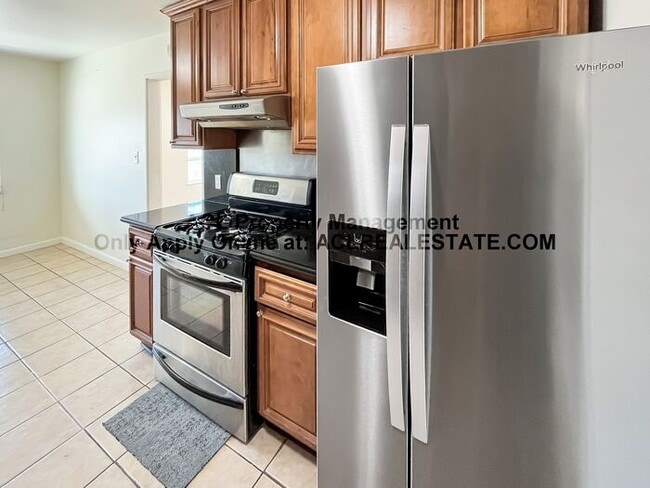 Building Photo - Charming 3-Bedroom Home with Lush Backyard...