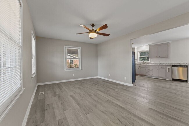 Building Photo - Welcome to the 3 Bed 2 Bath in Fayetteville