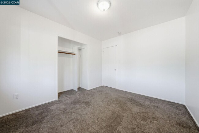 Building Photo - 1930 Sunshine Dr