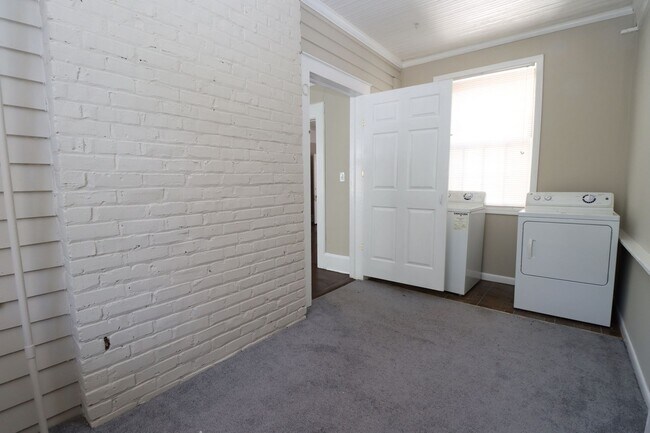 Building Photo - 1016 Laurens St