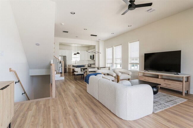 Building Photo - 2426 Ella Blvd