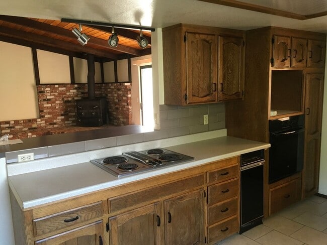 Building Photo - West Redding Home