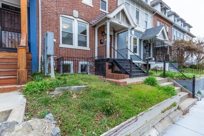 Building Photo - Excellent English Basement in Parkview!