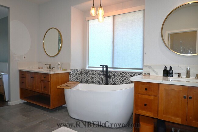 Building Photo - 5 Bedroom Home in Elk Grove! - Resident Benefit Package Property