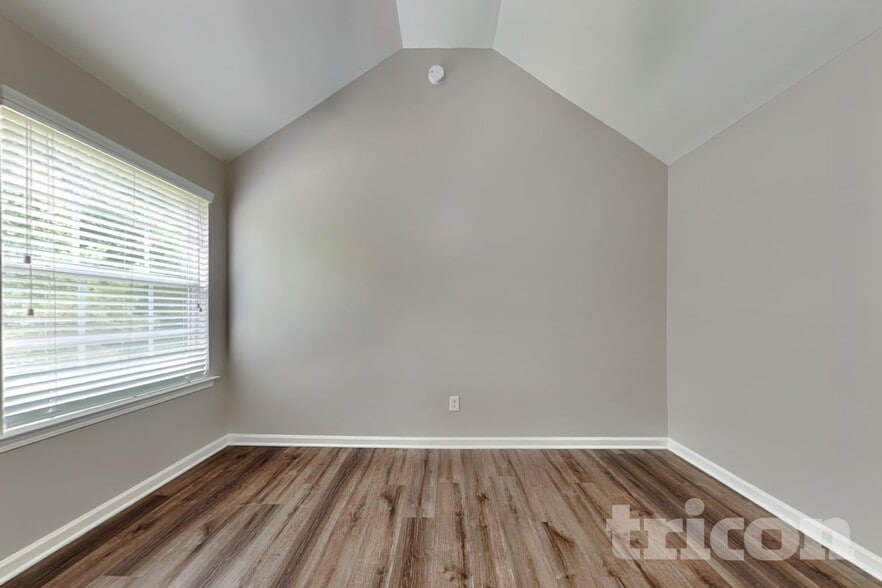 Building Photo - 30 Silver Willow Walk
