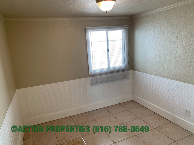 Building Photo - Central Roseville Bungalow 2 bedroom 1 Bathroom, Street Parking, Shed, No Yard