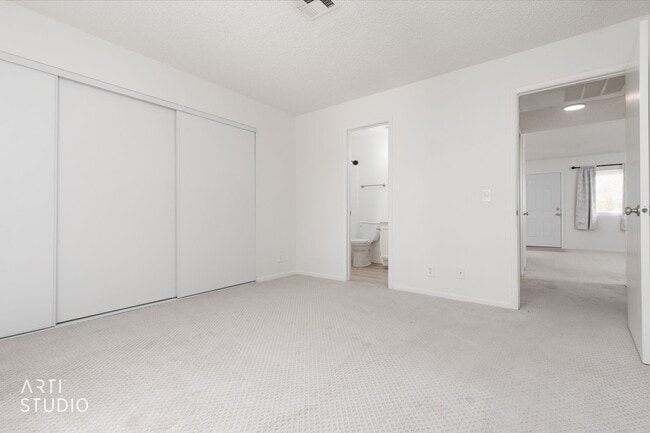 Building Photo - Beautiful upstairs 2-bedroom, 2-bathroom apartment