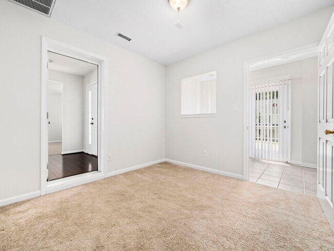 Building Photo - Spacious and Move-In Ready Home! - Fenced Yard!