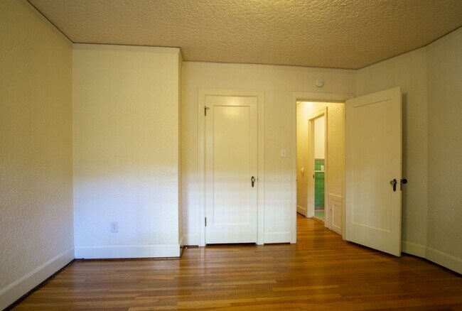 Building Photo - LOOK & LEASE! Stunning 1930s Townhouse in ...