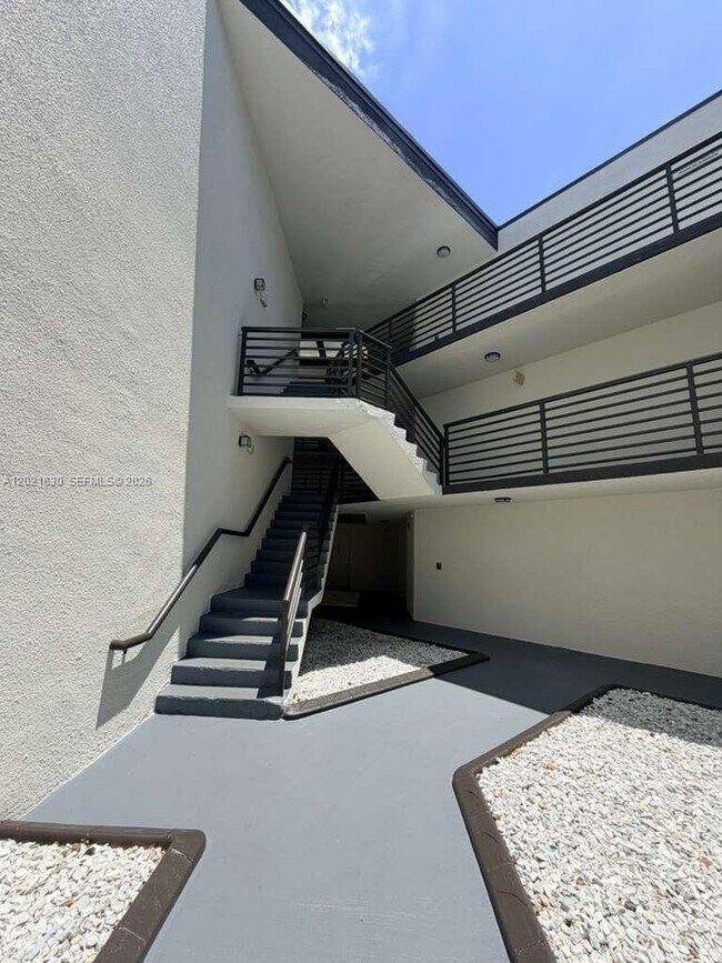 Building Photo - 9715 Fontainebleau Blvd