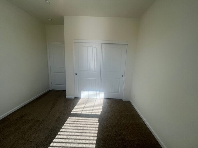 Building Photo - 4 Bedroom 2, Bath, 2900 sqft. w/t Separate 1 Bedroom 1 Bath Guest Quarters for Lease.