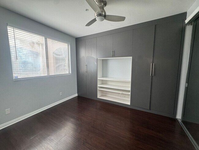 Building Photo - Renovated 1BR in Long Beach – New Appliances, Big Balcony, Steps from Downtown