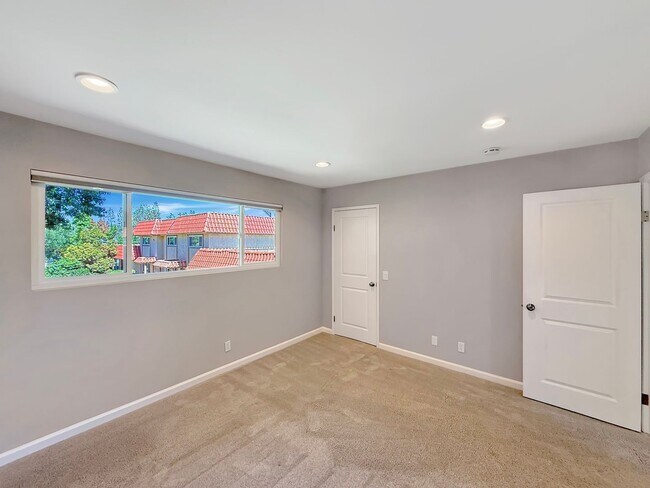 Building Photo - Great 2B/1BA Townhome in Escondido!