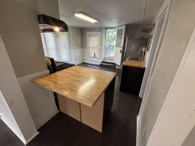 Building Photo - Bright & Spacious 3BR Second-Floor Apartment in Convenient Rochester Location