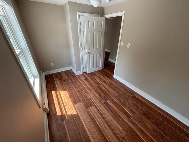 Building Photo - Charming 2BR Apartment with Heat Included – Convenient Springvale Location!