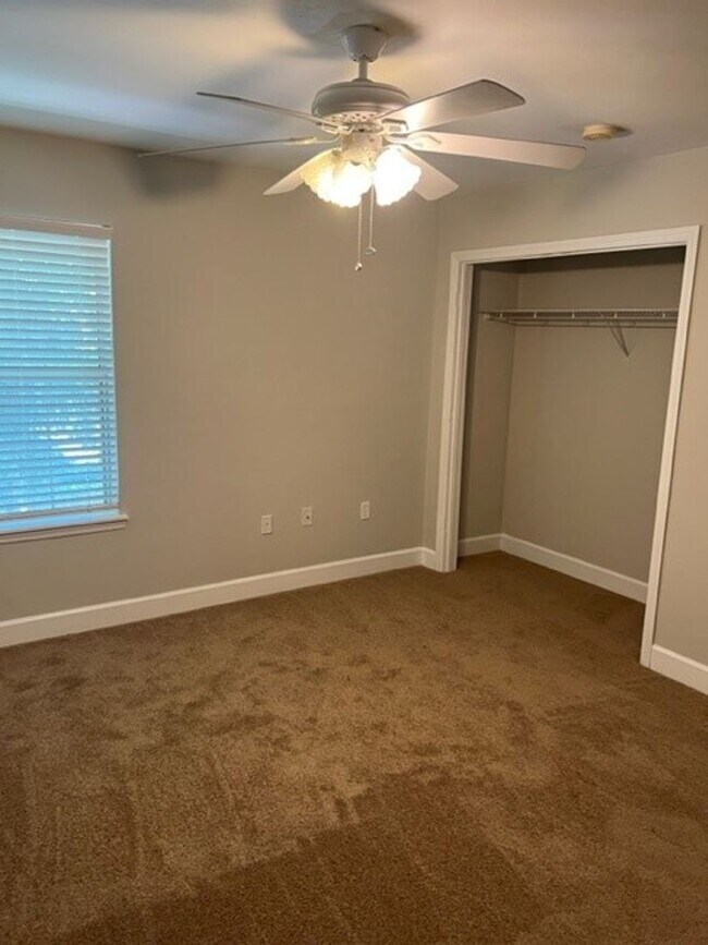 Building Photo - Great Location for this 2 bedroom 2 1/2 bath in Woods Edge South