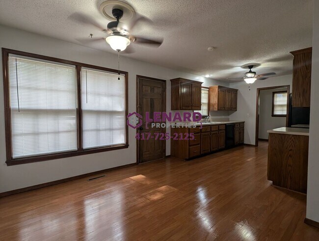 Building Photo - 3 Bedroom Home Ready for Move In!