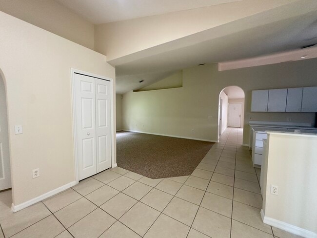 Building Photo - Large 4/2 Single Story Home