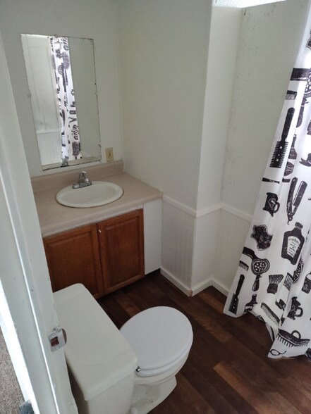 Building Photo - 128 SE Guinevere Ct