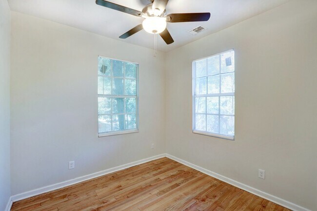 Building Photo - Single family house - within walking dista...