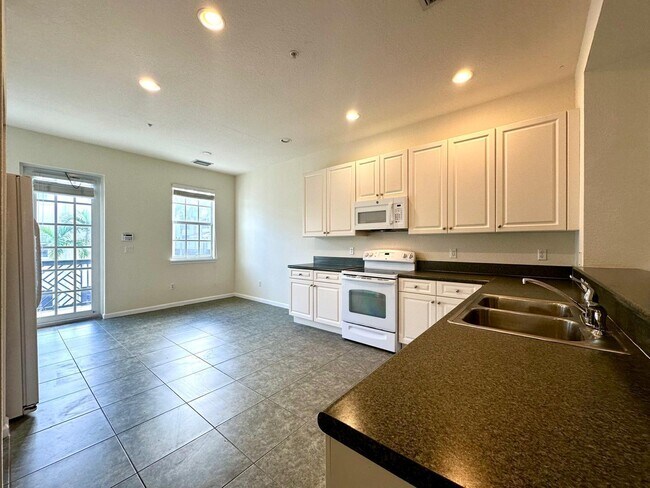 Building Photo - 425 Greenwich Cir