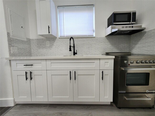 Building Photo - 5934 Buchanan St