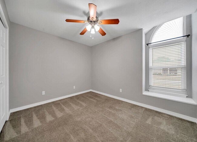 Building Photo - Charming East Navarre Home