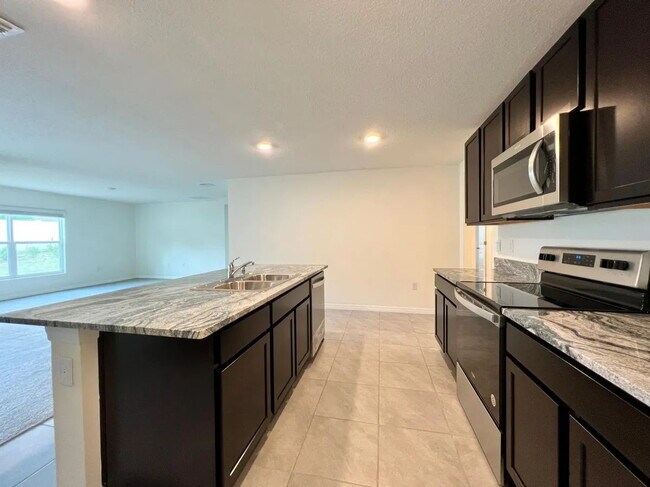 Building Photo - **AVAILABLE AUGUST 1** Charming 3-Bedroom ...